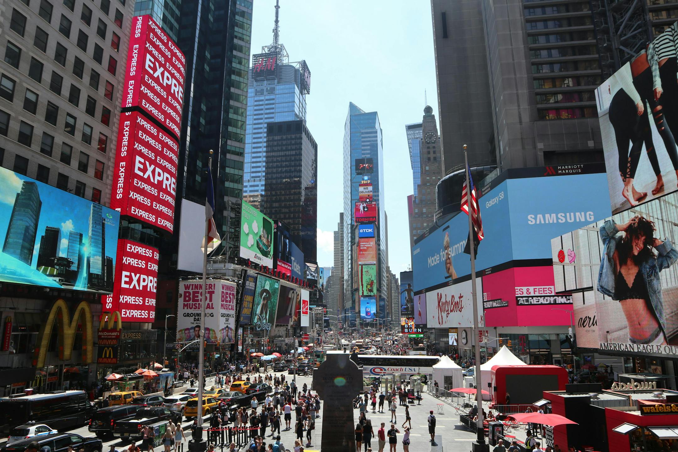 Future-Proofing Digital Signage: Scaling with Advanced Content Management System Software
